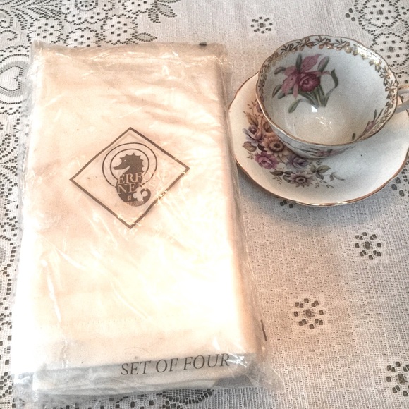 New in Plastic Set/4 Waterford Linens Dancing Silver Dots - Picture 1 of 4